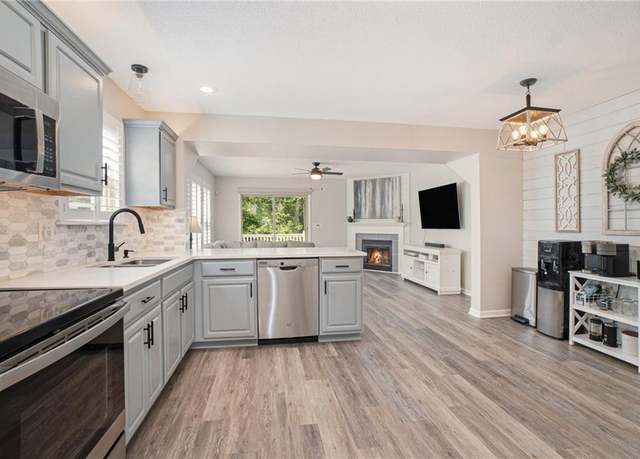 Property at 19 NW 95th Pl, Kansas City, MO 64155, 3 beds, 3.5 baths