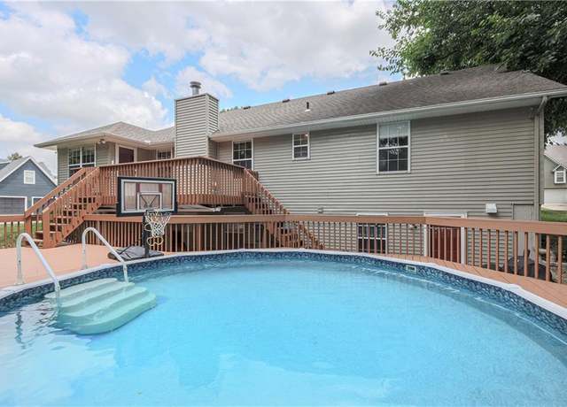 Property at 820 NE Country Ln, Lee's Summit, MO 64086, 4 beds, 3 baths