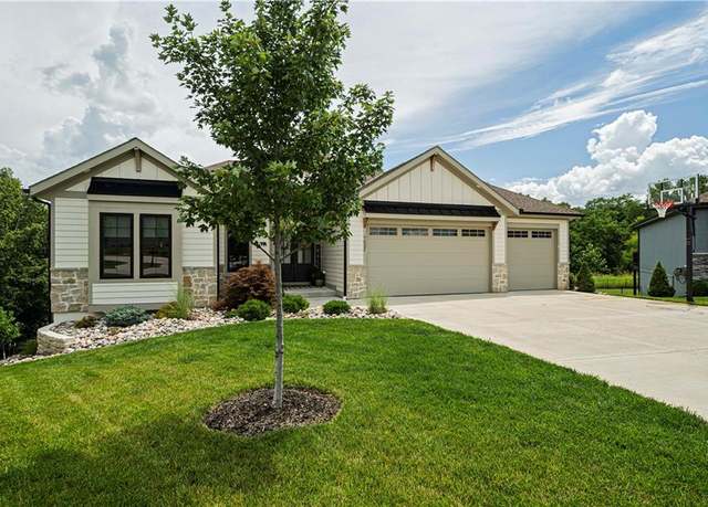 Property at 7522 N Ava Ave, Kansas City, MO 64151, 4 beds, 3 baths