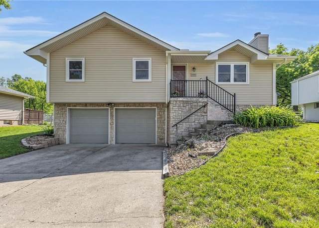 Property at 1905 NE Patterson Dr, Lee's Summit, MO 64086, 3 beds, 2 baths