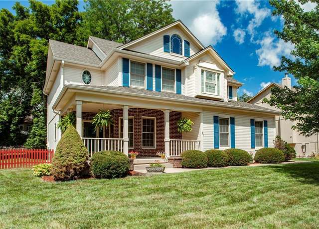 Property at 1016 SW Pacific Dr, Lee's Summit, MO 64081, 4 beds, 2.5 baths