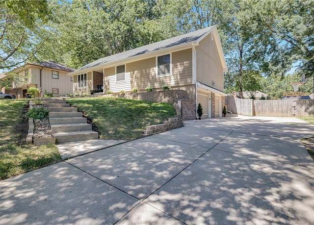 Property at 609 NE Country Club Dr, Blue Springs, MO 64014, 3 beds, 2.5 baths