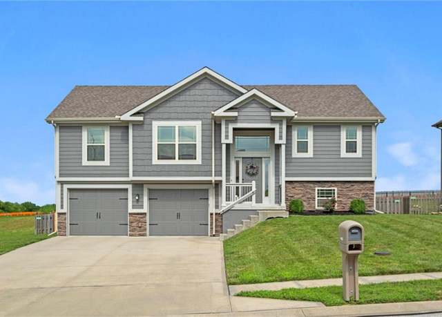 Property at 11425 N Bristol Ave, Kansas City, MO 64156, 3 beds, 3 baths