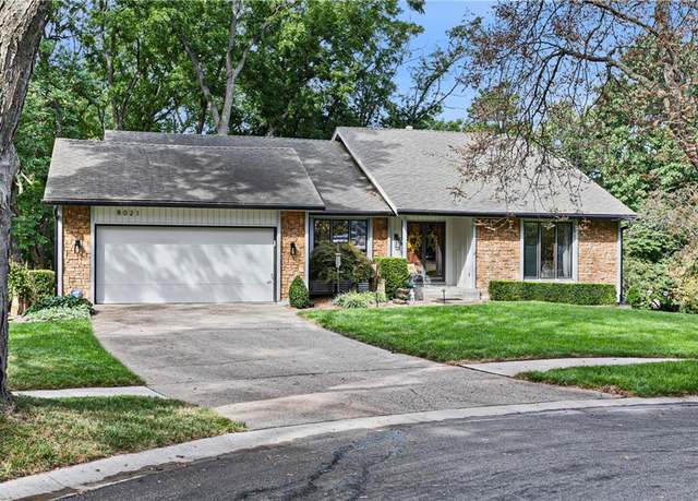 Property at 8021 W 115th St, Overland Park, KS 66210, 5 beds, 3.5 baths