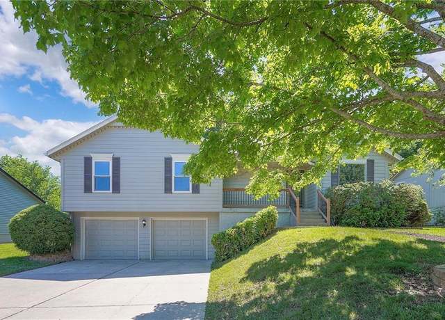 Property at 412 Station Dr, Lee's Summit, MO 64086, 3 beds, 2 baths