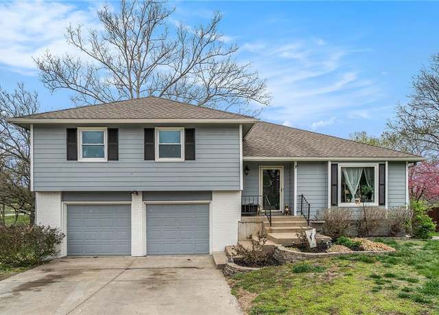 Property at 520 E 125th Ter, Olathe, KS 66061, 3 beds, 2 baths