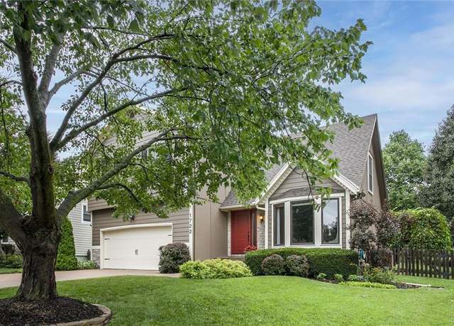 Property at 1722 NE Duchess Dr, Lee's Summit, MO 64086, 4 beds, 2.5 baths