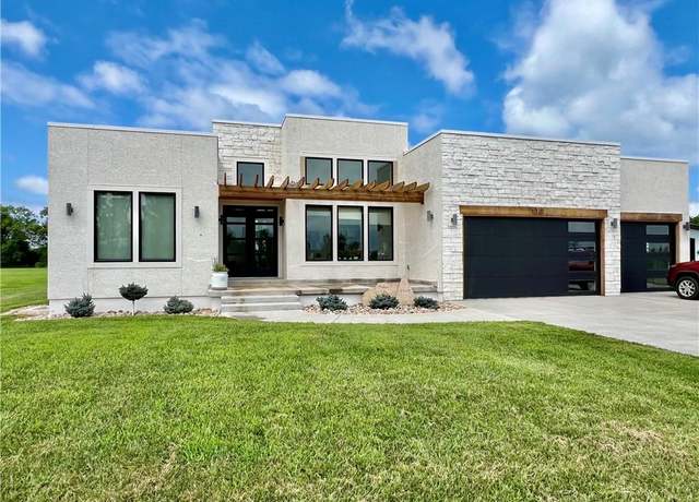 Property at 6320 NE 164th St, Smithville, MO 64089, 4 beds, 3.5 baths