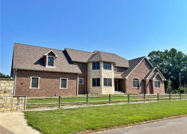 Property at 417 E 9th St, Pittsburg, KS 66762, 4 beds, 3.5 baths