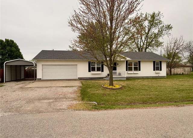 Property at 1515 Penobscot St, Burlington, KS 66839, 4 beds, 3 baths