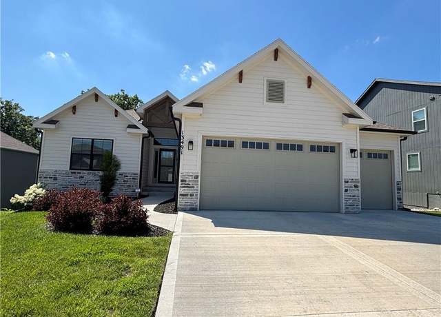 Property at 13491 Terrace Park Dr, Parkville, MO 64152, 4 beds, 3 baths