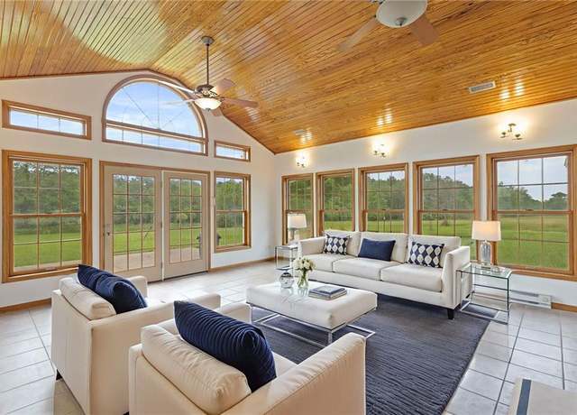 Property at 25549 Chieftain Rd, Lawrence, KS 66044, 3 beds, 2 baths