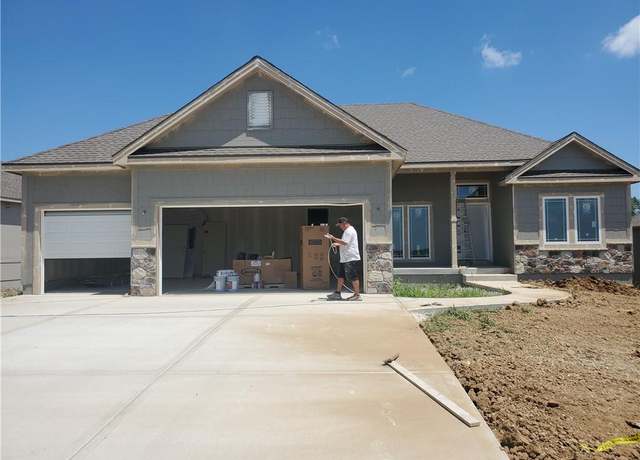 Property at 10139 N Winchester Ave, Kansas City, MO 64156, 4 beds, 3 baths