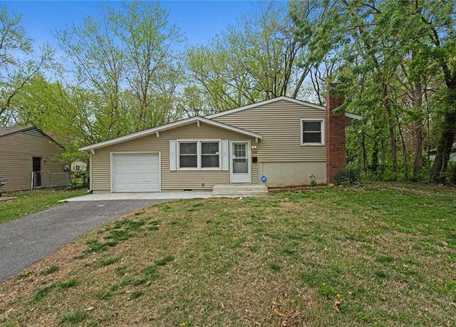 Property at 11302 Greenwood Rd, Kansas City, MO 64134, 3 beds, 2 baths