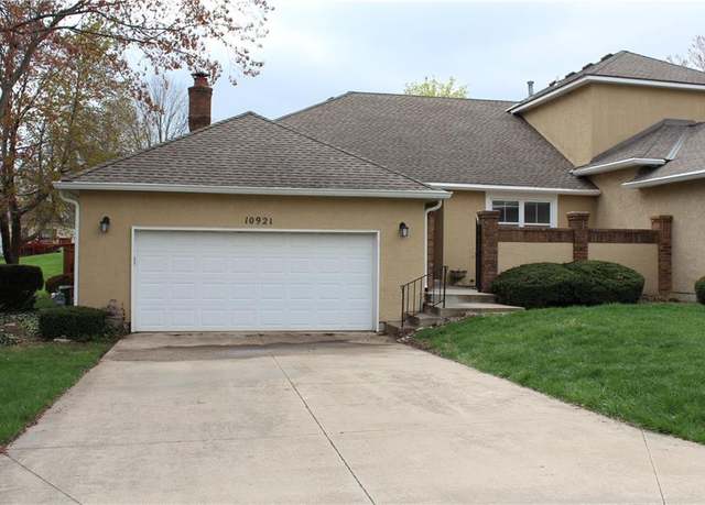 Property at 10921 W 98th St, Overland Park, KS 66214, 3 beds, 2 baths