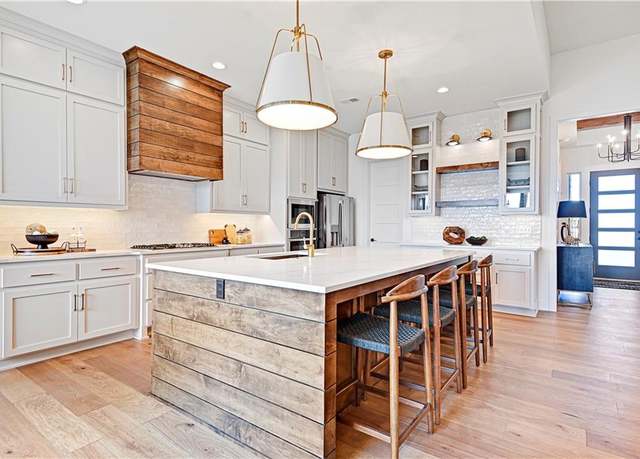 Property at 17433 Gillette St, Overland Park, KS 66221, 5 beds, 4 baths