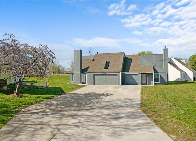Property at 1606 Blueberry Dr, Harrisonville, MO 64701, 5 beds, 2.5 baths