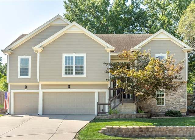Property at 1701 NE 70th St, Gladstone, MO 64118, 3 beds, 3 baths