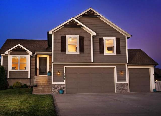 Property at 12024 Astor Ct, Peculiar, MO 64078, 4 beds, 3.5 baths