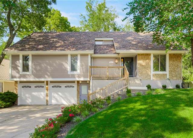 Property at 1600 98th St, Kansas City, MO 64155, 4 beds, 3 baths