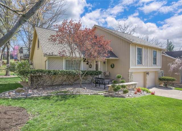 Property at 220 NW Aspen St, Lee's Summit, MO 64064, 4 beds, 2.5 baths