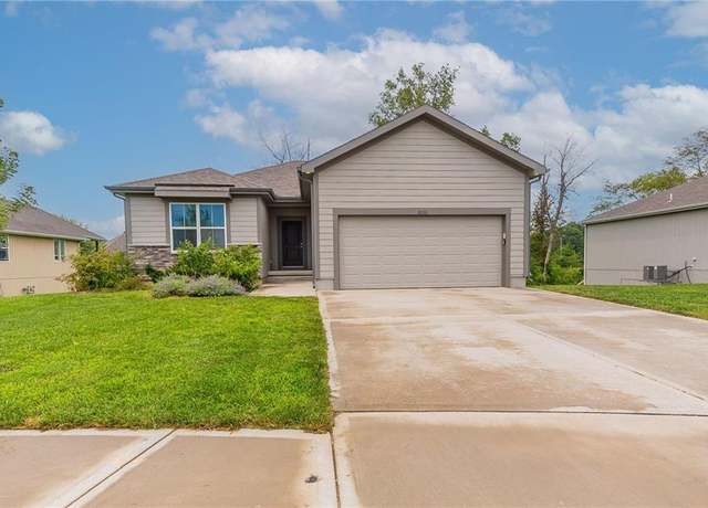 Property at 10110 Siena Dr, Peculiar, MO 64078, 4 beds, 3 baths