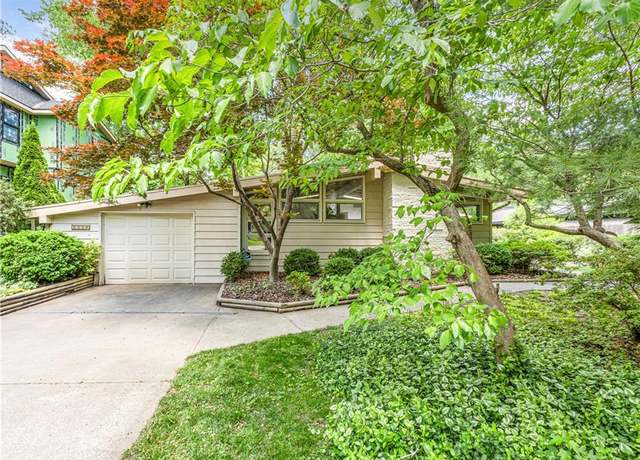 Property at 2226 W 71st Ter, Prairie Village, KS 66208, 3 beds, 2.5 baths