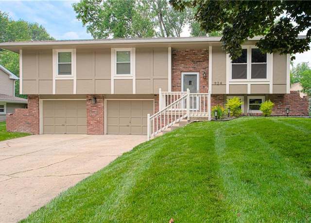 Property at 924 Canterbury Ln, Liberty, MO 64068, 3 beds, 2 baths
