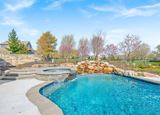 Property at 6776 W 188th St, Stilwell, KS 66085, 5 beds, 4.5 baths