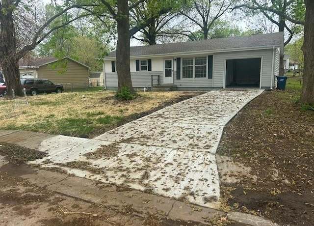 Property at 309 Manor Ln, Liberty, MO 64068, 4 beds, 2 baths