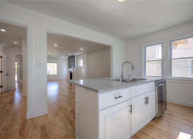 Property at 1607 E 37th St, Kansas City, MO 64109, 4 beds, 2.5 baths