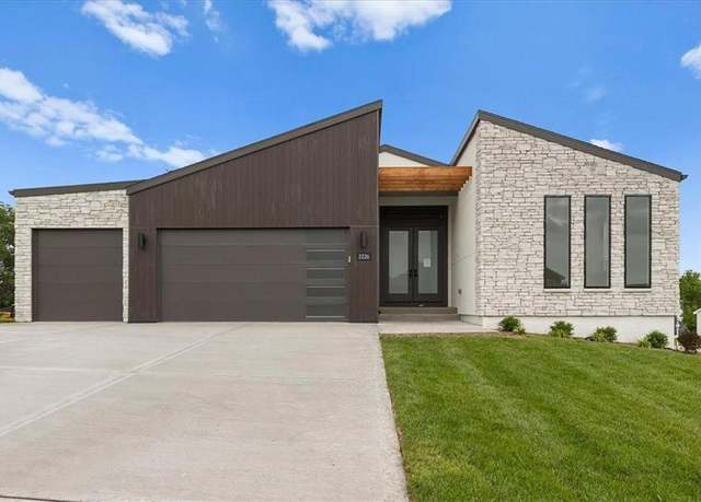 Property at 2226 SW Crown Dr, Lee's Summit, MO 64082, 4 beds, 3 baths
