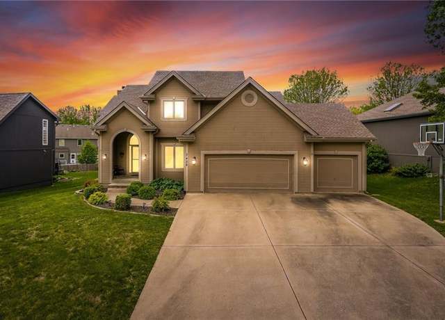 Property at 7428 N Smalley Ave, Kansas City, MO 64158, 4 beds, 3 baths