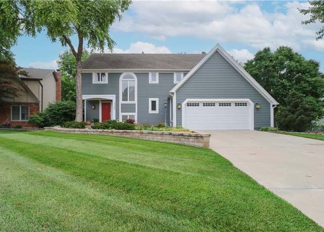 Property at 9504 W 115th St, Overland Park, KS 66210, 4 beds, 3.5 baths