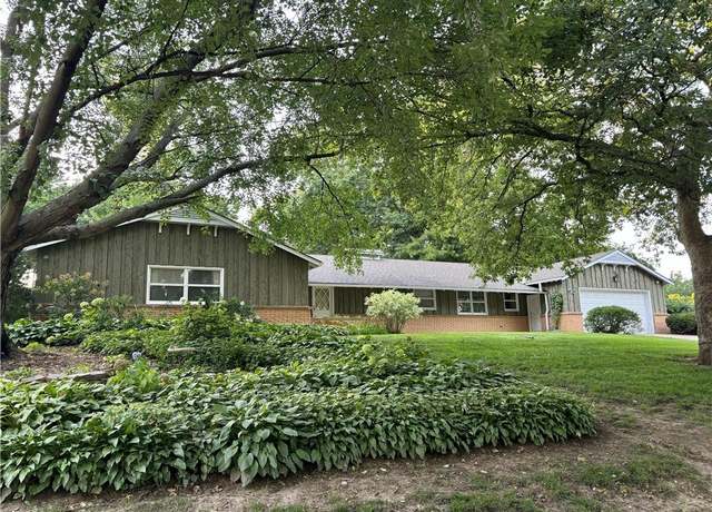 Property at 41 Stonecrest Dr, St Joseph, MO 64506, 3 beds, 2.5 baths