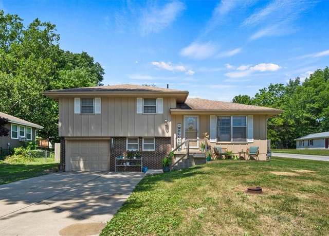 Property at 800 S Park Ave, Oak Grove, MO 64075, 3 beds, 1 bath