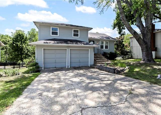 Property at 1425 W Poplar St, Olathe, KS 66061, 3 beds, 2.5 baths