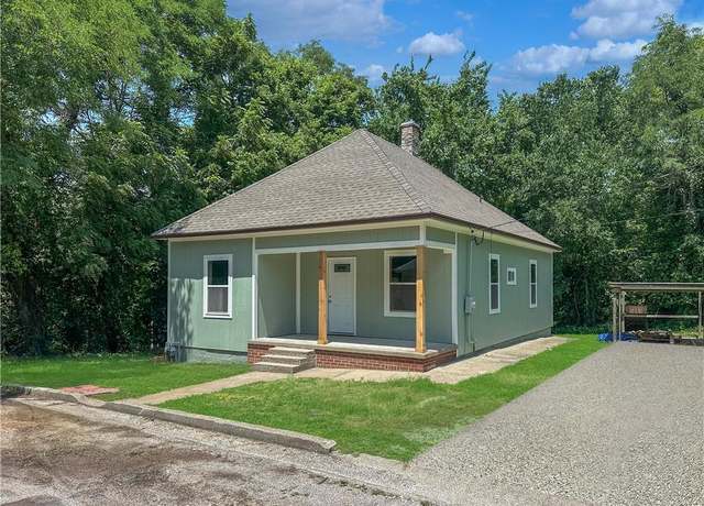Property at 1305 Clinton St, Lexington, MO 64067, 2 beds, 1 bath
