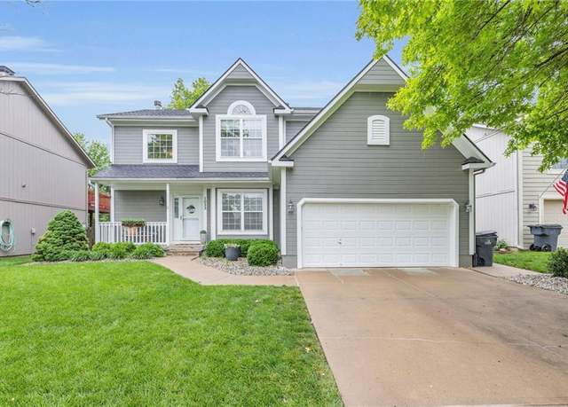 Property at 1033 N Clinton St, Olathe, KS 66061, 3 beds, 2.5 baths