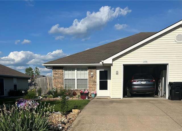 Property at 2208 Addie Dr, Pleasant Hill, MO 64080, 3 beds, 2 baths