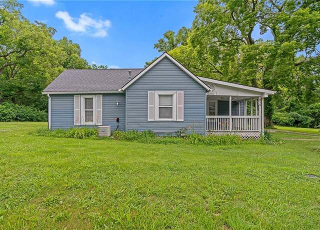 Property at 815 N Ridge Ave, Liberty, MO 64068, 2 beds, 1 bath