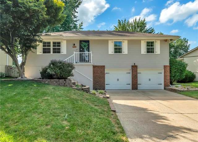 Property at 1923 SW 5th St, Lee's Summit, MO 64081, 3 beds, 2 baths