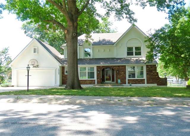 Property at 1005 Johnston Dr, Raymore, MO 64083, 4 beds, 4.5 baths