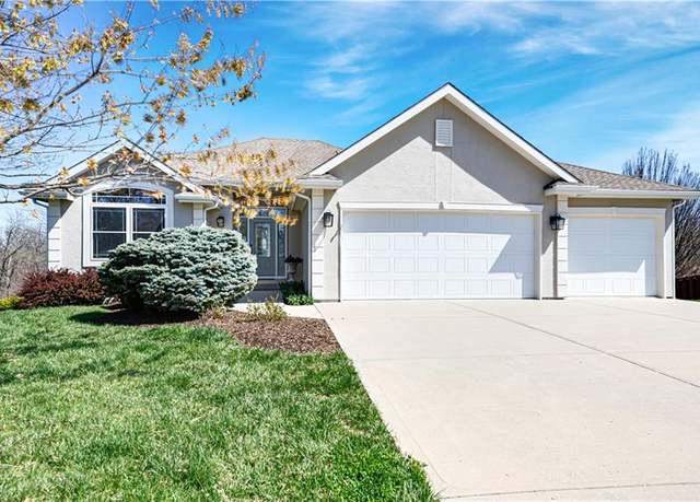 Property at 19711 NE 197th Pl, Smithville, MO 64089, 3 beds, 3 baths
