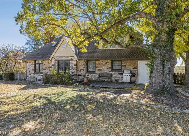 Property at 609 E 92nd Ter, Kansas City, MO 64131, 3 beds, 2 baths