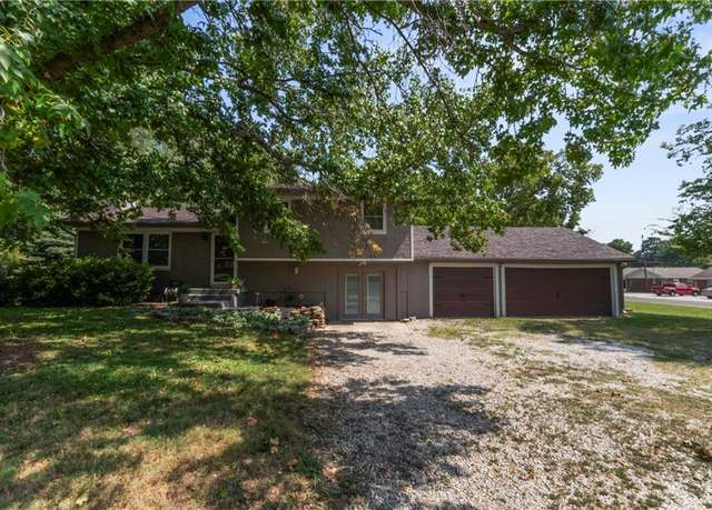 Property at 204 S Washington St, Spring Hill, KS 66083, 3 beds, 1.5 baths