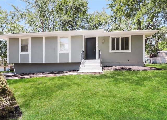 Property at 1808 S Oak St, Oak Grove, MO 64075, 3 beds, 2 baths