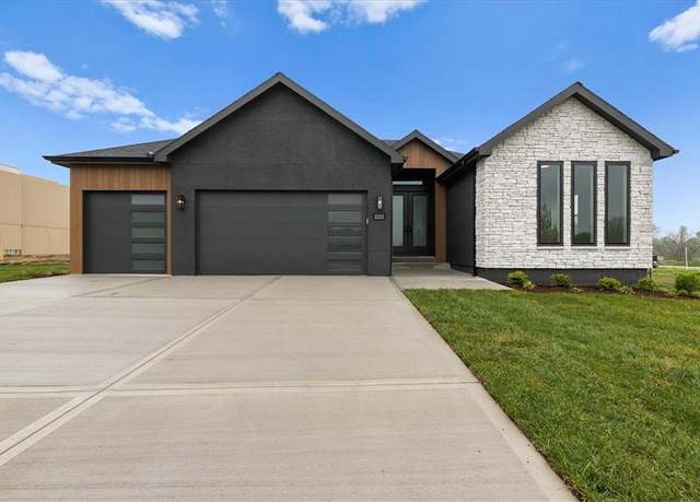 Property at 2222 SW Heartland Ct, Lee's Summit, MO 64082, 4 beds, 3 baths