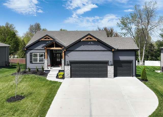 Property at 1924 SW Hightown Dr, Lee's Summit, MO 64082, 4 beds, 3 baths