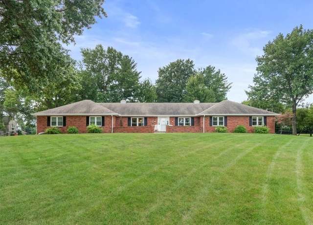 Property at 2 Eastwood Dr, St Joseph, MO 64506, 4 beds, 3.5 baths